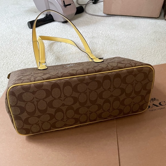 Coach Gallery Tote In Signature Canvas Retro Yellow CH504 NWT - Picture 12 of 13